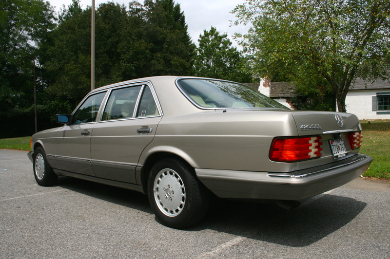 Illustration for article titled What It's Like To Drive Classic V8 Cruisers From Mercedes And Buick
